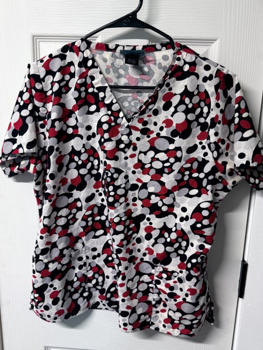 Fit Uniforms Red Black Polka Dot Geometric Abstract Scrub Top Size Medium - Picture 2 of 4